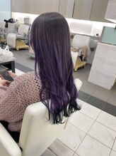 ハイトーン、デザインカラーを最大限に生かすコテ巻き、スタイリング剤などご提案♪