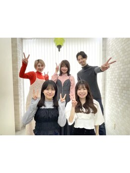 担当スタイリストだけでなく、アシスタントや他のスタッフともトークが出来る、スタッフの雰囲気が◎