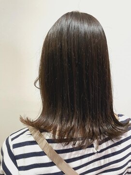 アングゥギャラリー(ungu GALLERY) ミディアム/外ハネ/カーキグレージュ