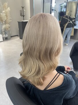 アルドーレフィエロ シンサイバシ(Ardore fiero shinsaibashi) ケアブリーチで作るホワイトブロンド♪[白川幸太]