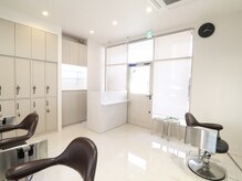 明るく開放感のあるサロン空間で、清潔感と落ち着きのある雰囲気