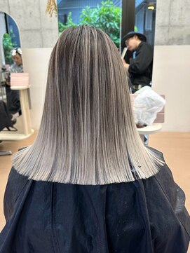 ヌエン 渋谷(NU/EN) 夏のストレートでも可愛いバレイヤージュとホワイトグレージュ