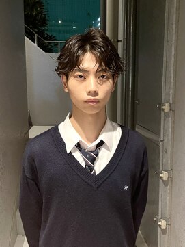 キオナ(Kiona) フェザーショートパーマスタイル