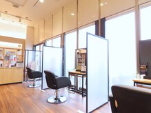 ツツミ TSUTSUMI 美容室の雰囲気（明るく開放的な店内で大人女性の髪と頭皮のお悩みに寄り添います）