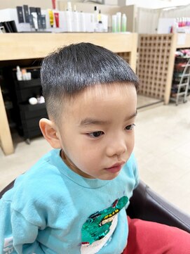 デザイニングヘアードゥ(designing hair Deux) キッズ刈り上げショートオン眉ぱっつんヘア