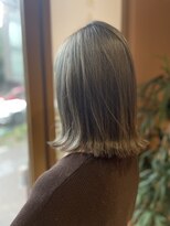 シェノン(Chainon) スタイリッシュなオリーブベージュカラーで大人なロブ