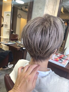 キー(kｅｙ) 40代以降の白髪ぼかしハイトーンショート