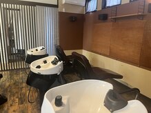 ソエラ(Soera)の雰囲気（夢シャンといわれる寝るシャンプー台でリラックスして頂けます^^）