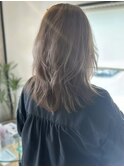 レイヤーカット×グレージュカラー