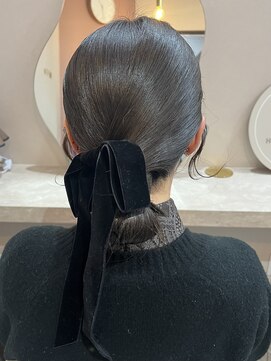 ミラ(Mila) ミディアムヘアセット★ベロアリボン★艶々タイトアップ