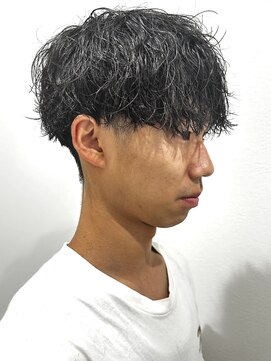 ヒュイル バイ ニアウ(Hwyl by Niau) メンズマッシュパーマニュアンスパーマスパイラルパーマ刈り上げ