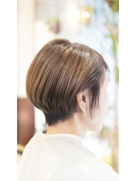 ネス(NESS) マットヌード系ハイライトの入ったショート111