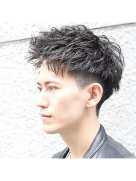 ブレイズ(BLAZE) エッジのあるアップバングツーブロック黒髪