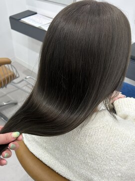 ウミ(Umi) 【hina/戸塚】透明感☆オリーブベージュ