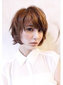 毛先に動きを出した明るい印象のショートボブ