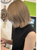 ミニボブ×ミルクティーベージュ/切りっぱなしボブ/外ハネボブ