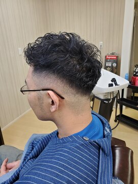 ハングアウト(Hangout) スパイラルパーマ×フェードカット