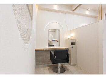 ロアン 宗像店(roan)の写真/【半個室×完全マンツーマン】最後まで1人の専属美容師が担当！白髪染め・ヘアケアが得意なベテラン多数♪