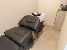 ｓａｌｏｎ　Ｃｒｅｖｉｏ　の雰囲気（温かい照明に包まれた半個室シャンプー台でリラックスなひと時を）