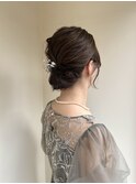 低めシニヨンヘアアレンジ