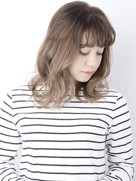 サラ(sarah) 外国人風ウルフレイヤー