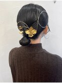 タイトなシニヨンでシンプルにまとめ髪