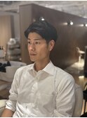 センターパート短め七三分け