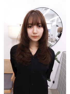 シカ(sica) ロングレイヤースタイルにベージュブラウン