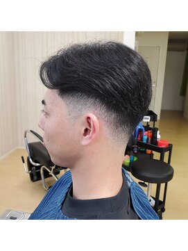 ハングアウト(Hangout) センターパート×フェードカット