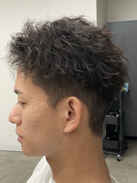 フイ 新宿3丁目(Hui) フェザーパーマ/グレーブルーカラー/刈り上げショートパンク