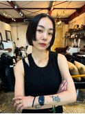 クールにモードな雰囲気漂う黒髪スタイル