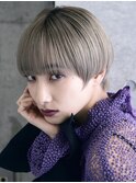 ハイトーンホワイトブロンドのモードコンパクトマッシュショート