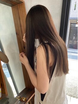 【烏丸御池】繊細なカット技術と、シンプルなのにどこか雰囲気のあるデザインが魅力。動きのあるヘアに。