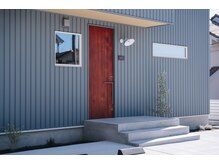 シュエット(chouette)の雰囲気（店舗兼住宅で駐車場もゆったり2台完備してます）