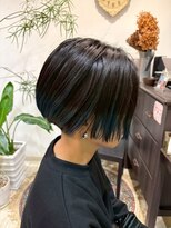 シー 岡崎(,SHE)&nbsp;艶ダークボブにブルーの差し色が映える大人上品ショート
