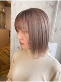 切りっぱなしボブの柔らかベージュ