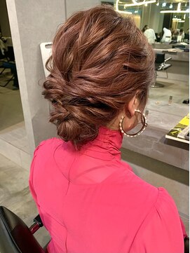 メイカ(MEIKA) 【 結婚式参列ヘア × ゆるっと編み × ピンクカラー 】浅野美紀