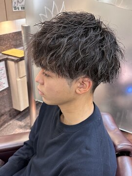 ゼロスバーバー(0's BARBER SHOP) ツイストスパイラル/メンズパーマ/ビジネス/波巻き/20代爽やか