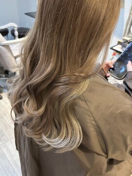 ユイト(uit) 《 ホワイトベージュインナーカラー 》