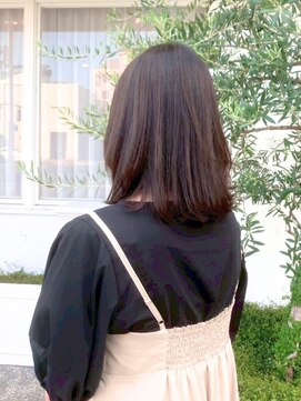 リリー(Rilie) 顔まわりレイヤー/ミディアム/デザインカット/ナチュラル