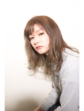 エテルノ(eterno) 顔周りにレイヤー、全体はローレイヤーのミディアムロング。