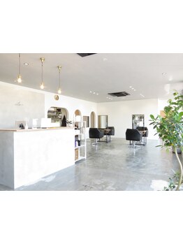 落ち着いた空間×カウンセリング重視の丁寧なマンツーマン施術で、あなたの綺麗な髪をつくります。