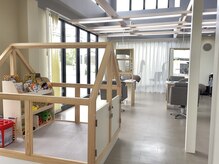 キッズスペースも完備◎おむつ交換台、バウンサーもあります♪