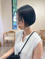 シフト(SHEEFT) 暗髪切りっぱなしショートボブ大人センターパートストレートヘア