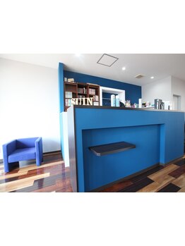 1席だけのメンズオンリーサロン。カジュアル～ビジネススタイルまで幅広く対応しています。