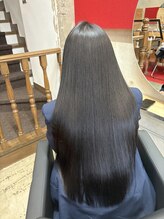 自宅でも扱いやすくピンピンにならない縮毛矯正とずっとさわっていたくなる髪質改善