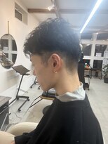 グリ(GURI)&nbsp;刈り上げとトップの凹凸感をしっかり出したメンズスタイル