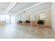アタルセ(atarse)の雰囲気（8席の白を基調とした内装。オージュアで髪質改善トリートメント）