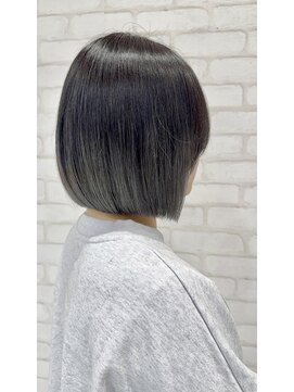 ビス ヘア アンド ビューティー 西新井店(Vis Hair&Beauty) 20代30代シルバーグラデーション切りっぱなし前下がりボブ