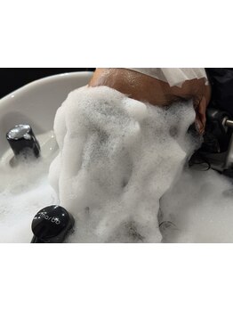 『金曜の夜、美容室が静かな“ご褒美空間”に―。』お仕事帰りにも通いやすい◎お気軽にご相談ください！